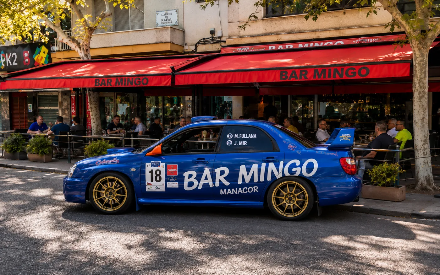 Coche de rally patrocinado por Bar Mingo aparcado frente a la terraza